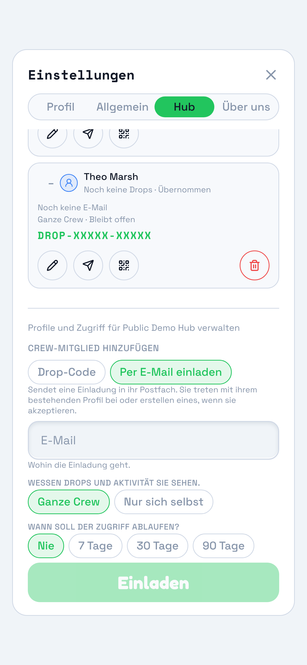 Der Hub-Bereich bei „Crew-Mitglied hinzufügen“, mit ausgewähltem „Per E-Mail einladen“. Markiert sind die beiden Auswahlfelder und der Hinweis darunter: Eine Einladung geht ins Postfach. Die Person tritt mit ihrem bestehenden Profil bei oder erstellt beim Annehmen ein neues.