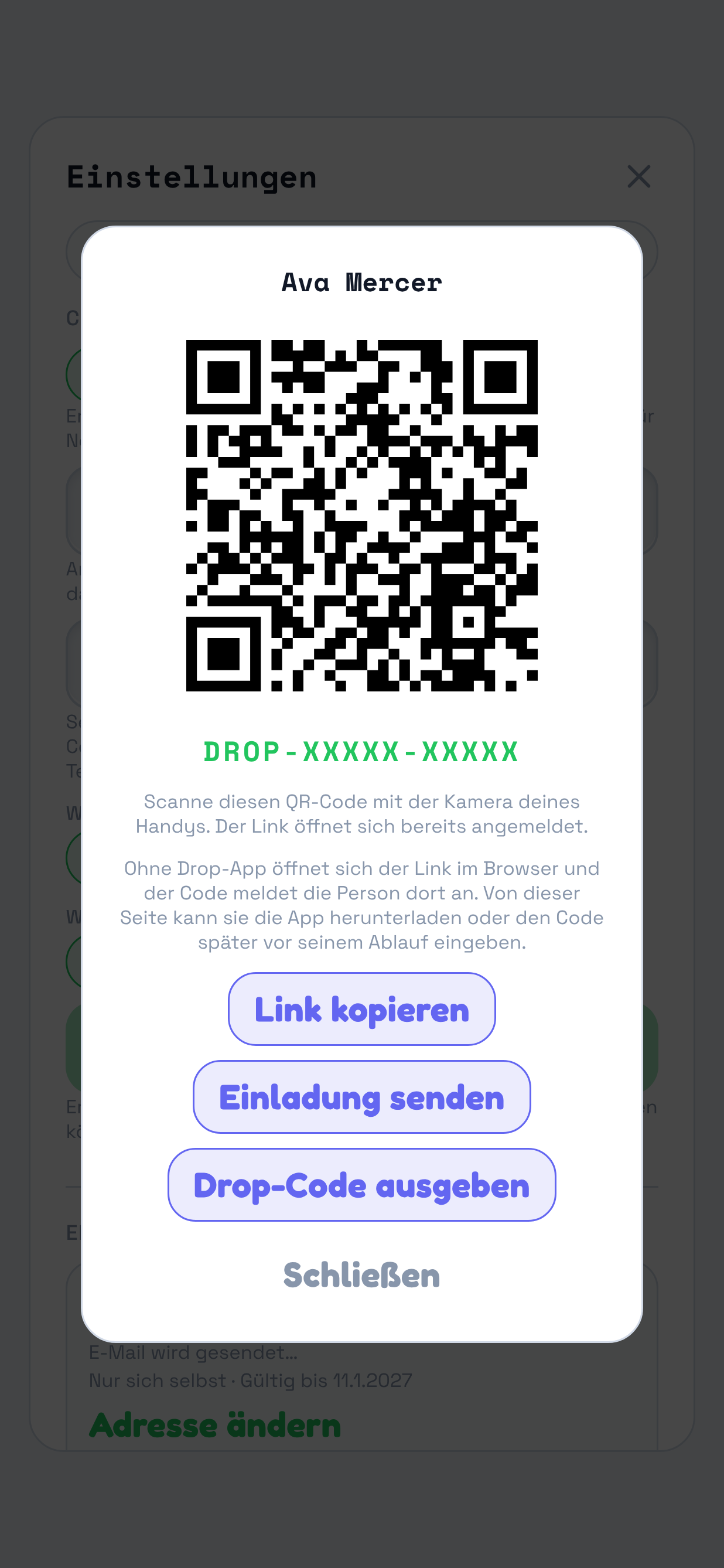 Der abgedunkelte Hub-Bereich hinter der Karte mit einem neuen Drop-Code. Markiert ist die Karte: der eingegebene Name, ein QR-Code, der Code darunter und die drei Schaltflächen „Link kopieren“, „Einladung senden“ und „Drop-Code ausgeben“.