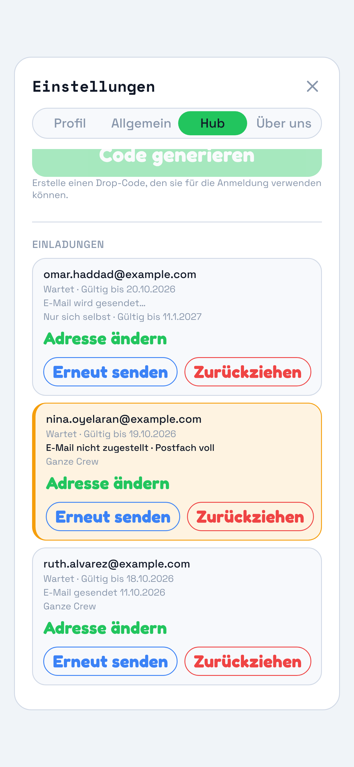 Der Hub-Bereich bei „Einladungen“, mit drei Zeilen. Alle zeigen „Wartet“ neben ihrem Ablaufdatum. Darunter unterscheiden sich die E-Mail-Statuszeilen. Markiert sind diese drei Zeilen: „E-Mail wird gesendet“, dann „E-Mail nicht zugestellt“ mit dem Grund „Postfach voll“ auf einer bernsteinfarbenen Zeile, dann „E-Mail gesendet“ mit Datum.