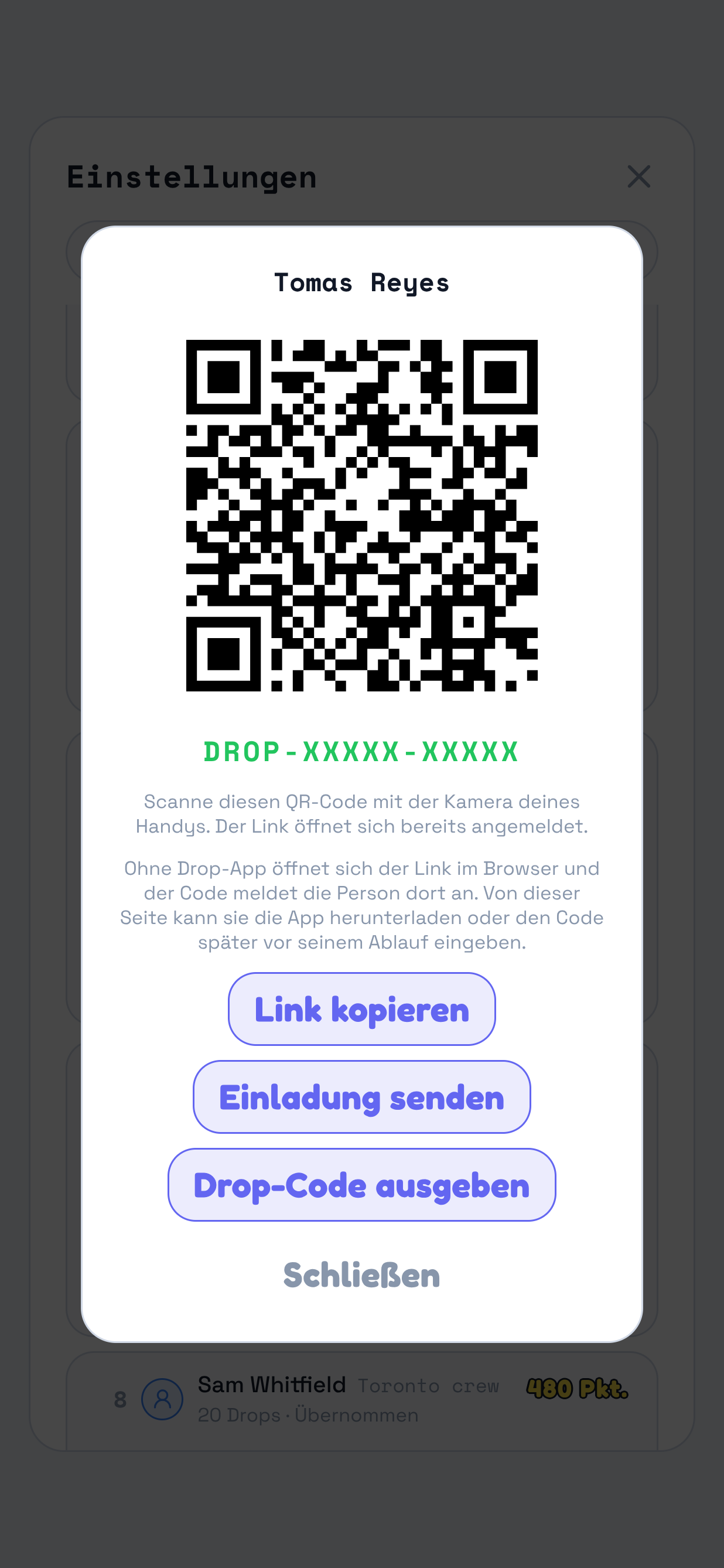 Die Karte hinter „QR-Einladung“ über dem abgedunkelten Hub-Bereich. Sie zeigt den Namen eines Crew-Mitglieds, einen QR-Code, den Drop-Code darunter und zwei Zeilen zur Funktion des Links. Markiert sind die drei Schaltflächen unten: „Link kopieren“, „Einladung senden“ und „Drop-Code ausgeben“.