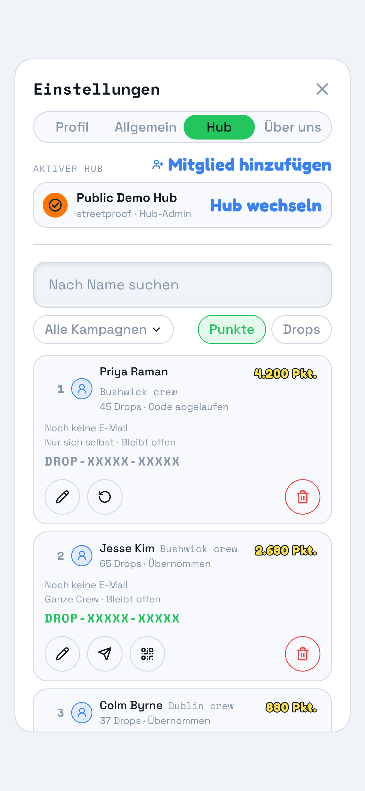Der Hub-Bereich mit drei Crew-Zeilen. In der mittleren ist der Zugang abgelaufen. Markiert ist die Statuszeile „26 Drops, Code abgelaufen“ und die einzelne runde Schaltfläche neben „Bearbeiten“, die einen neuen Code ausgibt. Die Zeilen darüber und darunter haben stattdessen „Einladung senden“ und „QR-Einladung“.