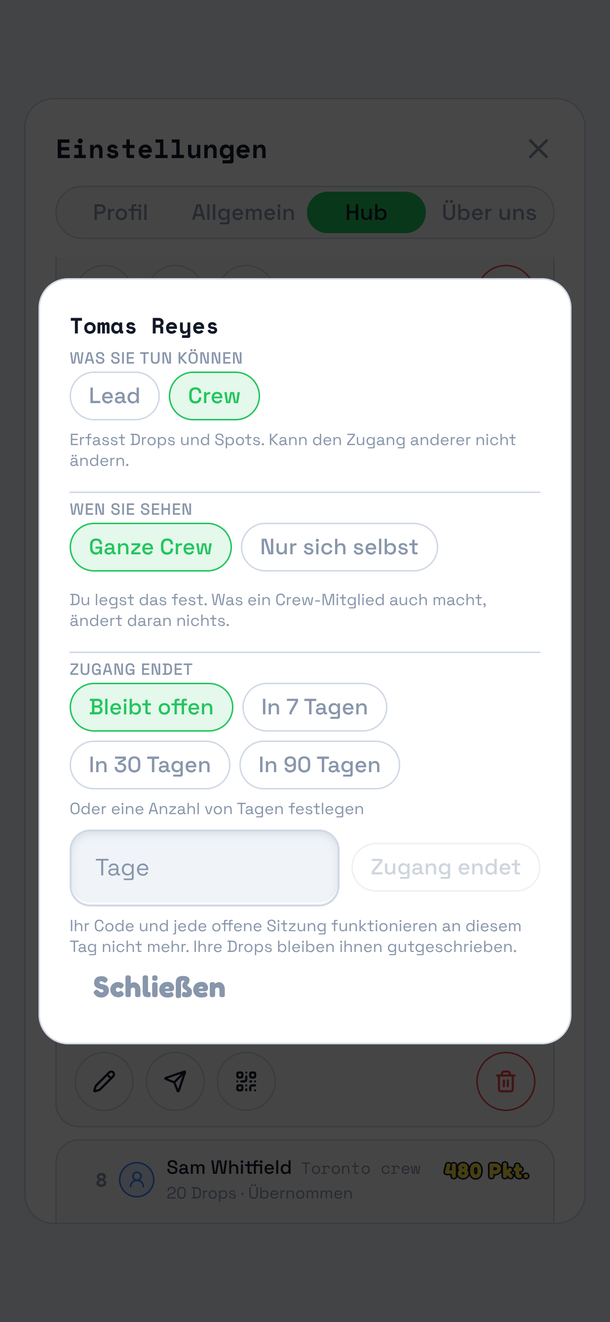 Der Dialog hinter „Bearbeiten“ über der abgedunkelten Crew-Liste. Markiert sind seine drei Fragen: „Was sie tun können“ mit „Lead“ und „Crew“, „Wen sie sehen“ mit „Ganze Crew“ und „Nur sich selbst“ sowie „Zugang endet“ mit „Bleibt offen“ und drei voreingestellten Zeiträumen.