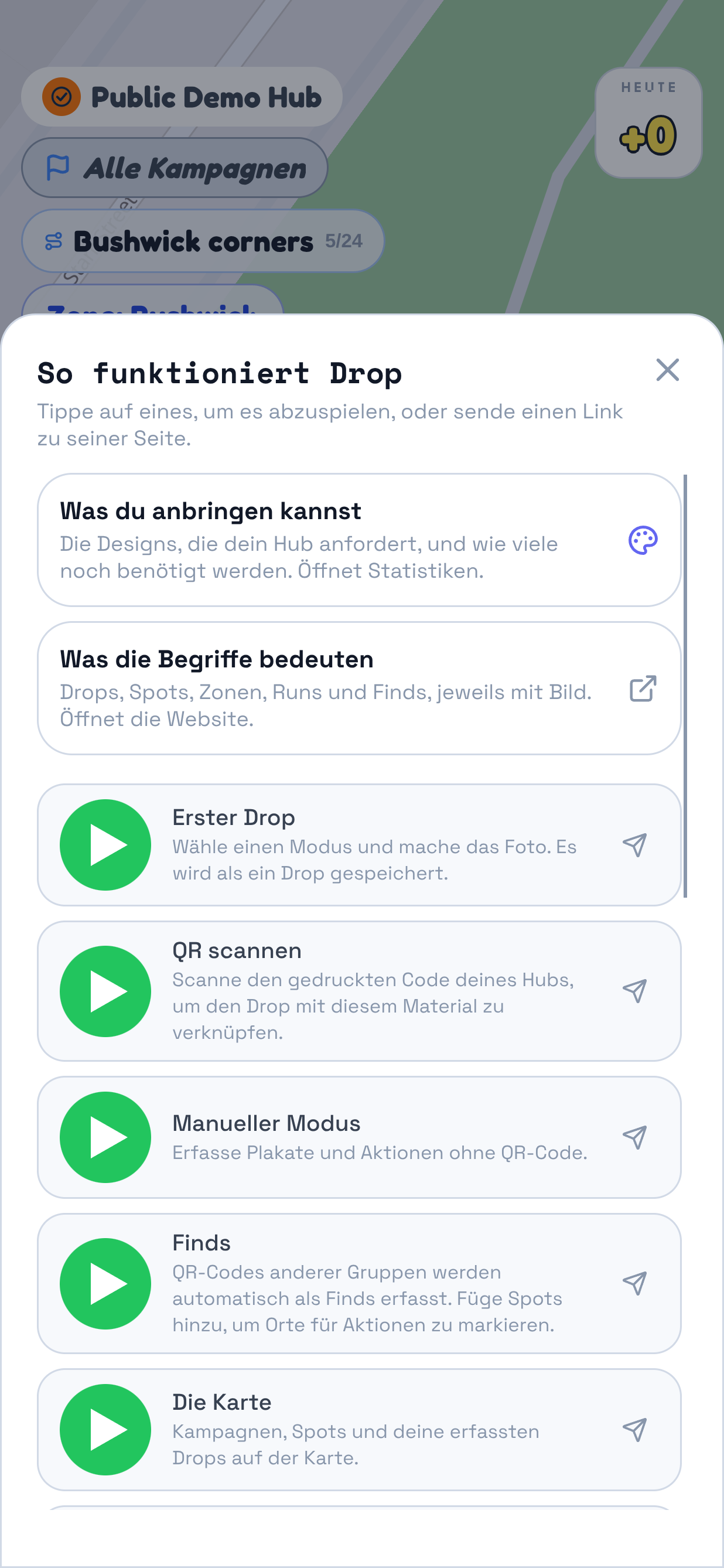 Die ?-Schaltfläche öffnet über der Karte den Dialog „So funktioniert Drop“. Oben steht „Was die Begriffe bedeuten“. Markiert sind die sieben Anleitungen darunter: „Erster Drop“, „QR-Code scannen“, „Manueller Modus“, „Finds“, „Die Karte“, „Zonen“ und „Drop oder Spot entfernen“. Jede hat eine Schaltfläche zum Abspielen und eine zum Senden.