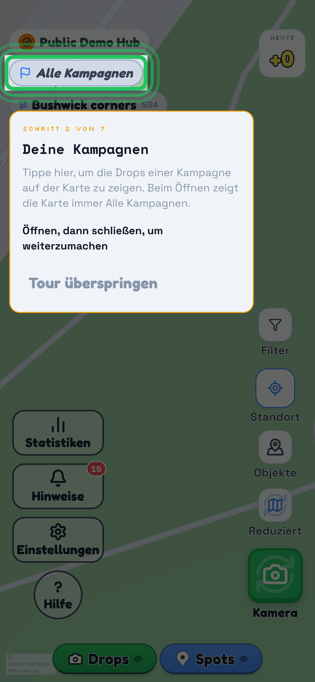 Eine Anleitung über der abgedunkelten Karte in TraceReach Drop. Markiert ist die Kampagnenauswahl Community Wave 1 mit dem Hervorhebungsring der Anleitung. Darunter steht: Schritt 2 von 7, Deine Kampagnen, dann die Aufforderung, die passende Kampagne für das mitgeführte Material auszuwählen. Öffne und schließe die Auswahl, um fortzufahren. Außerdem ist „Tour überspringen“ zu sehen.