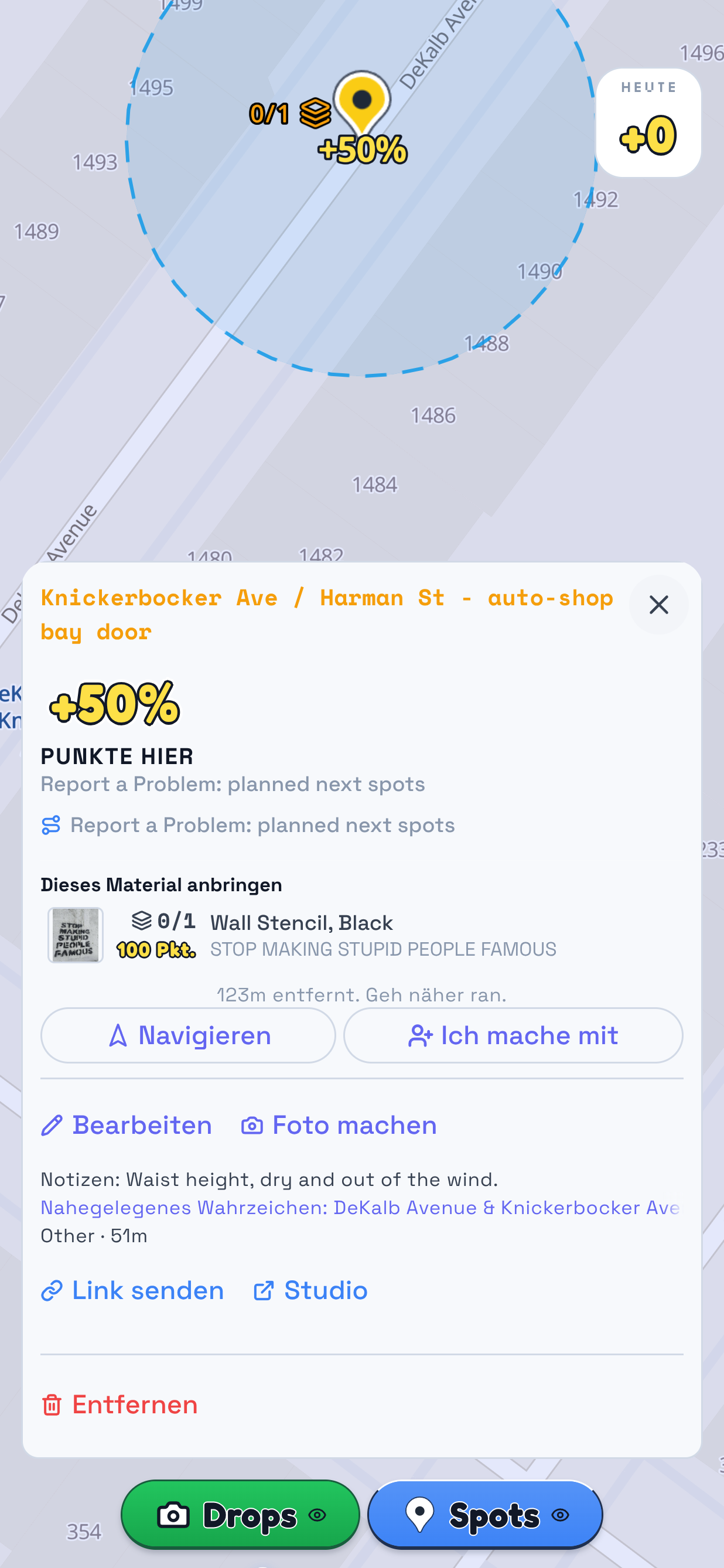 Ein geöffneter Spot in Drop zeigt den Auftrag an dieser Tür: ein Schablonenmotiv direkt aufsprühen, ohne QR-Code zum Scannen.