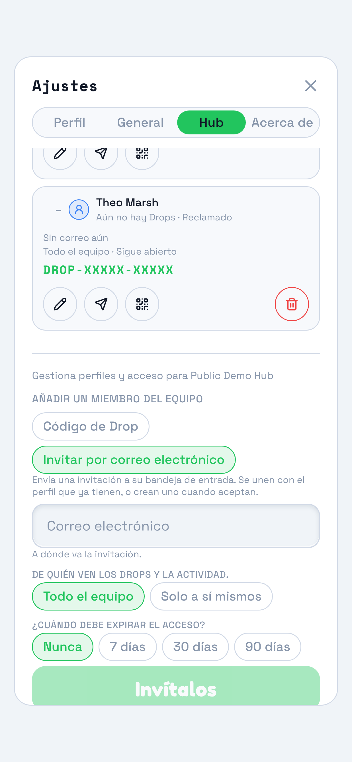 El panel Hub en Añadir un miembro del equipo, con Invitar por correo electrónico seleccionado. Se destacan las dos opciones y su explicación: envía una invitación al correo. La persona se une con su perfil actual o crea uno al aceptar.