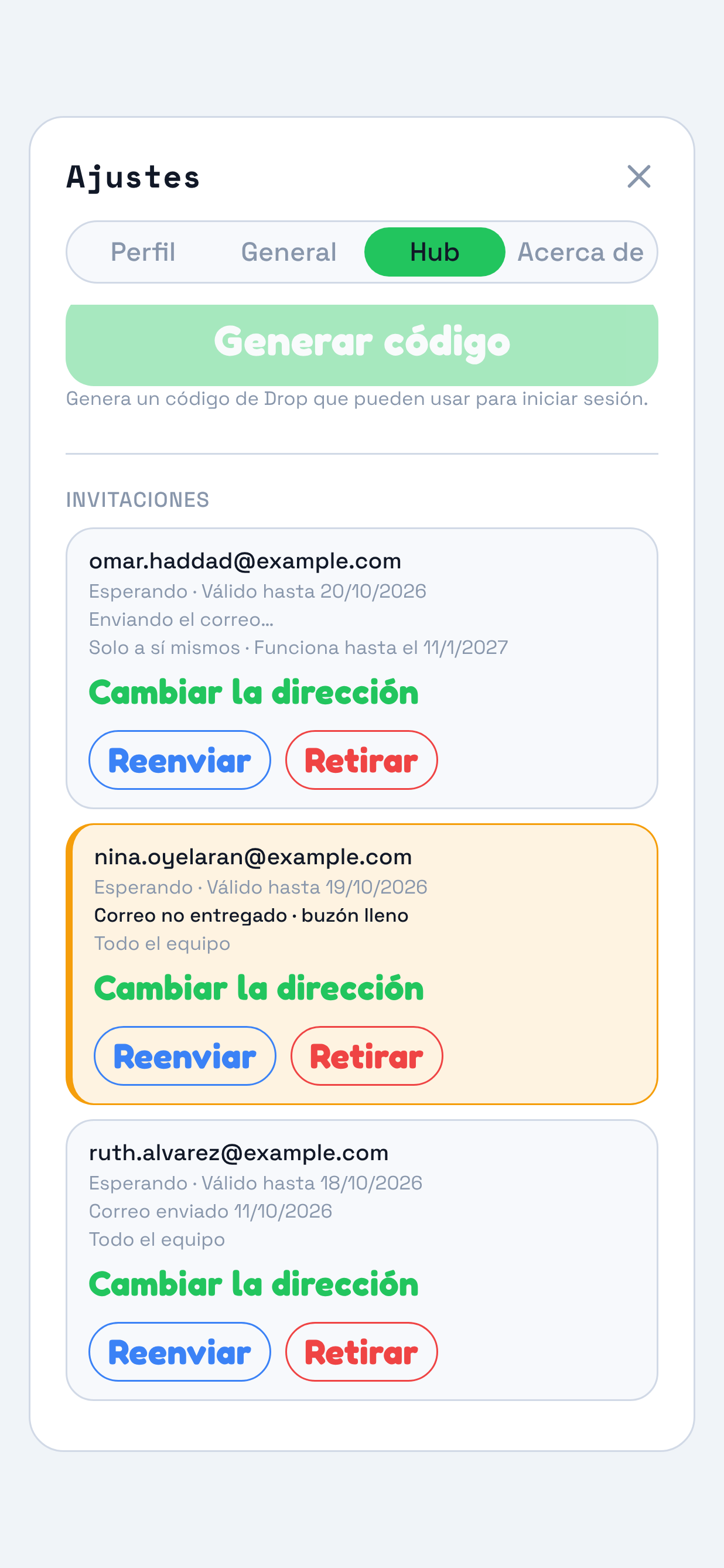 El panel Hub en Invitaciones, con tres filas pendientes, cada una con su fecha Válido hasta. Se destaca la línea de correo de cada fila: Enviando el correo, Correo no entregado por buzón lleno en una fila ámbar, y Correo enviado con su fecha.