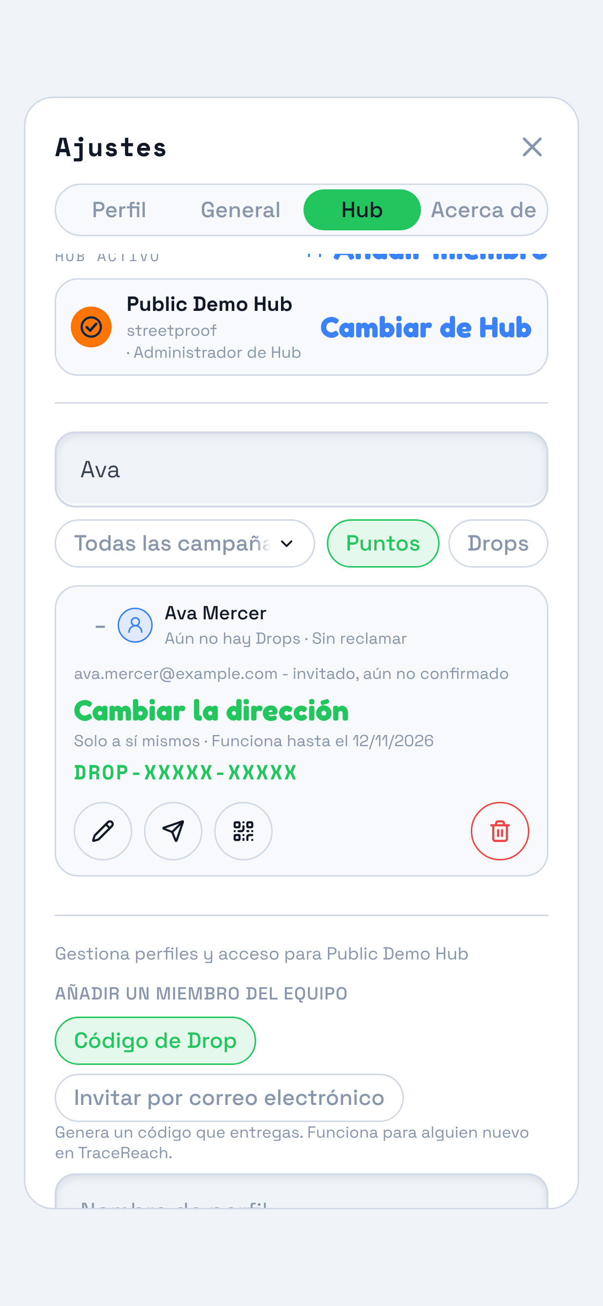 El panel Hub con la búsqueda de Ava en la lista del equipo. Se destaca la nueva fila con su nombre, Pendiente de aceptar y su dirección marcada como invitada, aún sin confirmar.