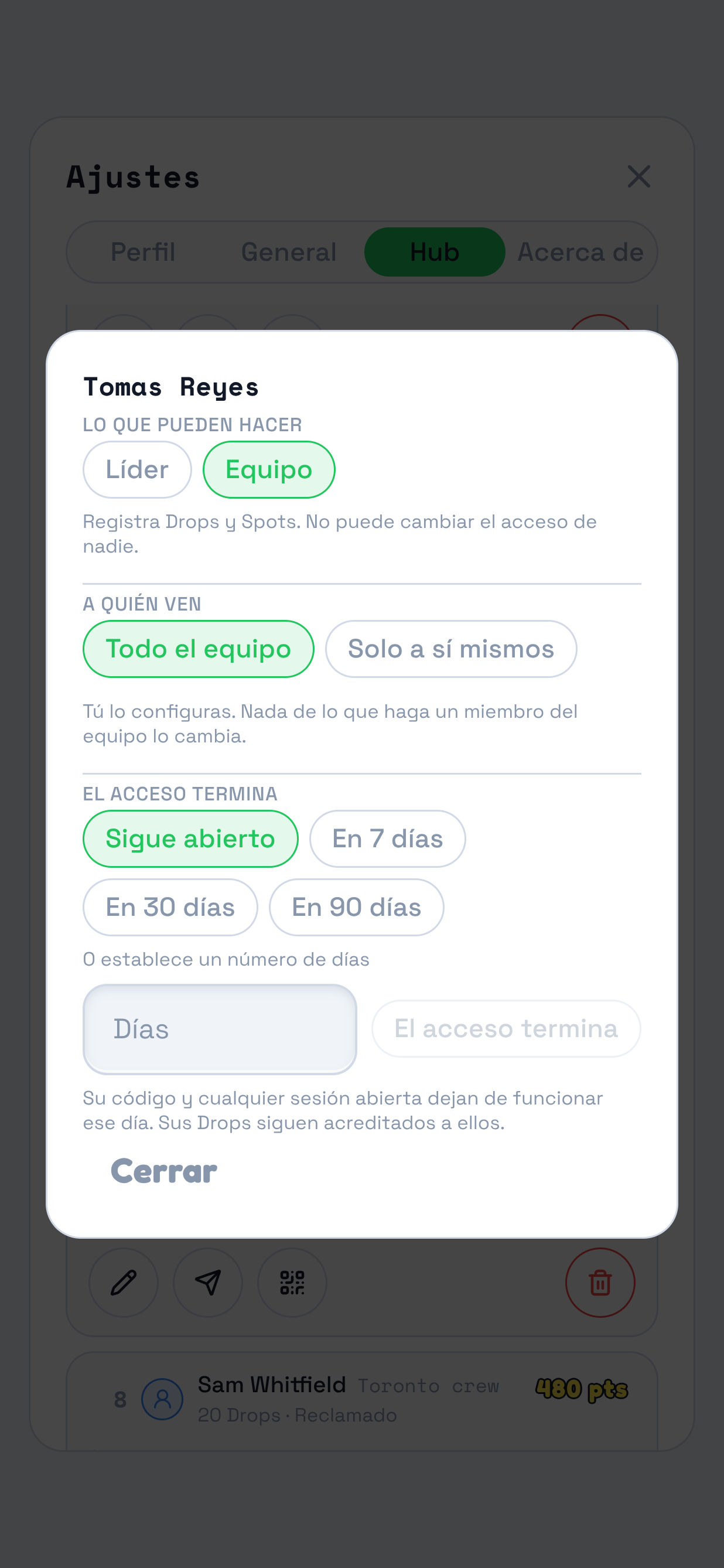 El panel que abre Editar sobre la lista atenuada del equipo. Se destacan sus tres preguntas: qué puede hacer, con las opciones Líder y Equipo; a quién puede ver, con Todo el equipo y Solo su propia actividad; y cuándo termina el acceso, con Sigue abierto y tres plazos predefinidos.