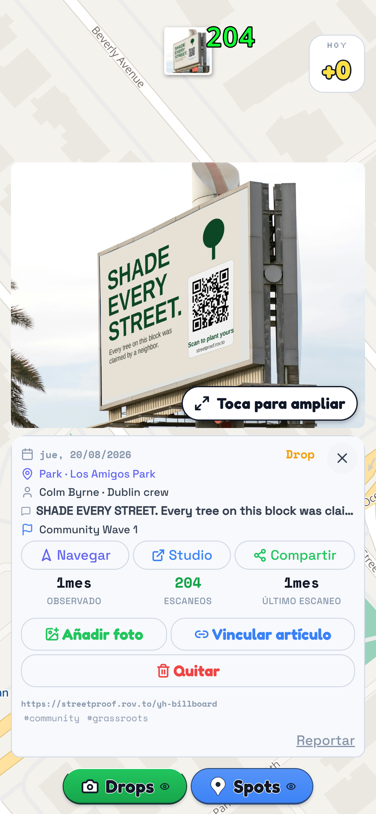 El mapa de TraceReach Drop con la tarjeta de un Drop abierta y resaltada. Contiene la foto de una valla con el texto SHADE EVERY STREET y un QR. Debajo aparecen la fecha, jueves 20/08/2026; el lugar, Parque, Los Amigos Park; quien lo registró, Colm Byrne del equipo de Dublín; el texto de la pieza y su campaña, Community Wave 1.