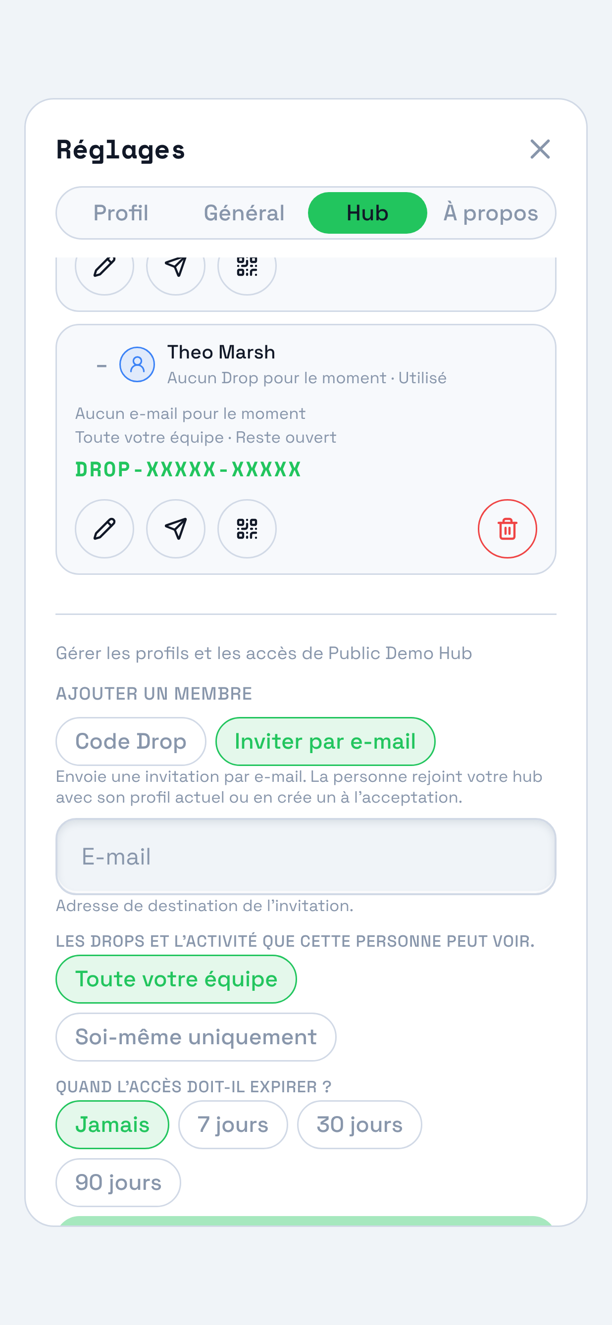 Le panneau Hub affiche Ajouter un membre, avec Inviter par e-mail sélectionné. Le repère entoure les deux options et l’indication précisant qu’une invitation est envoyée par e-mail. La personne rejoint avec son profil existant ou en crée un à l’acceptation.