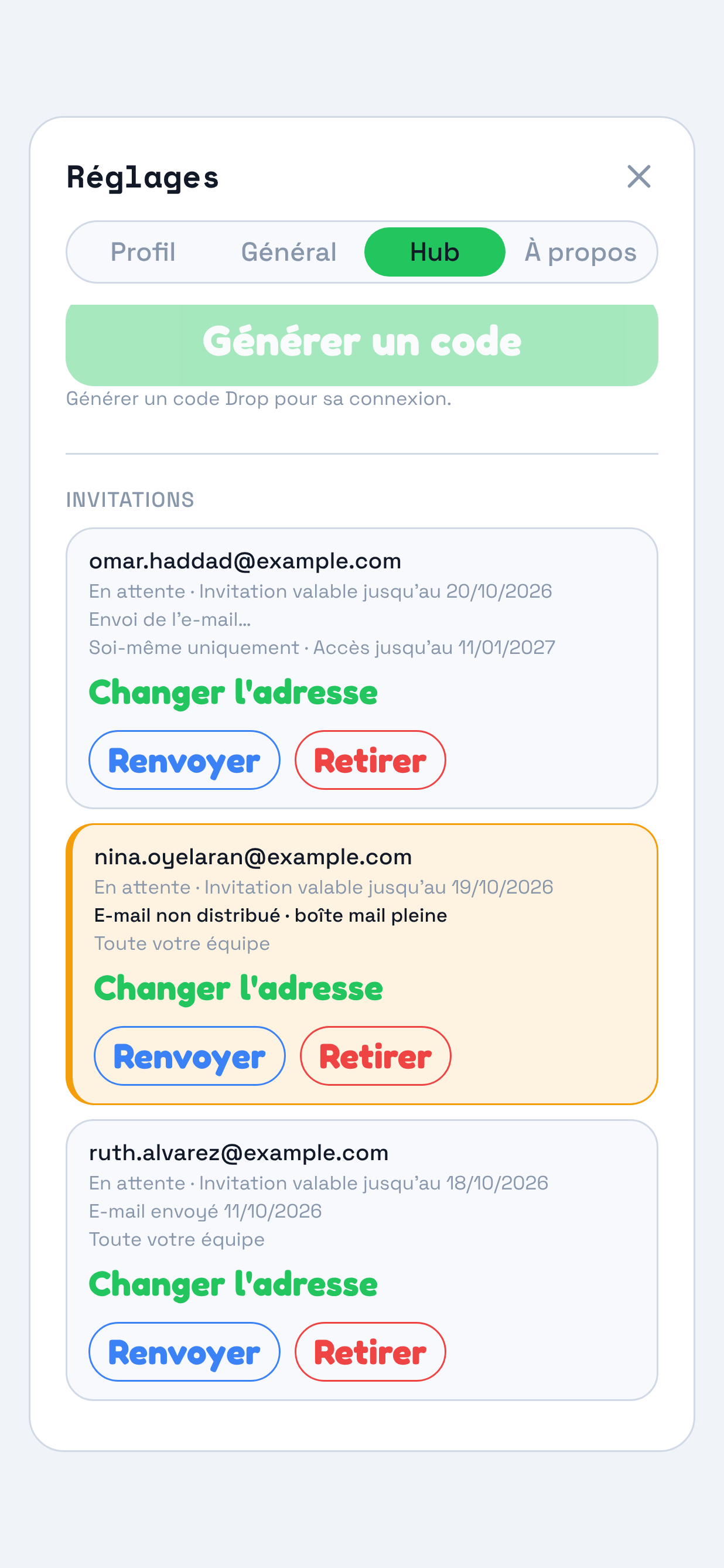Le panneau Hub affiche trois invitations En attente, chacune avec sa date Invitation valable jusqu’au. Le repère entoure l’état de l’e-mail sur chaque ligne : Envoi de l’e-mail, E-mail non distribué pour une boîte pleine sur une ligne ambrée, puis E-mail envoyé avec sa date.