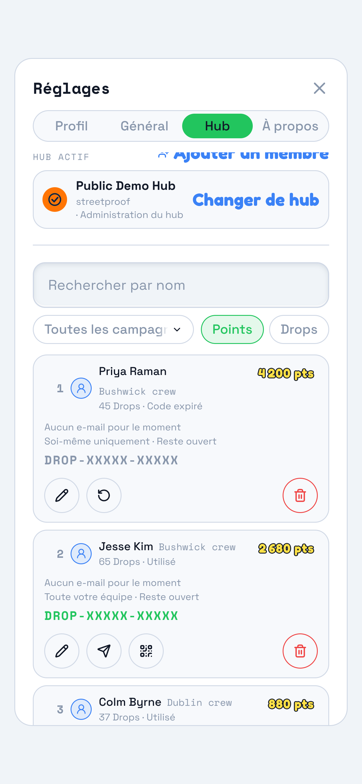 Le panneau Hub affiche trois membres, avec le code de la ligne centrale expiré. Le repère entoure son état, 26 Drops et Code expiré, ainsi que la commande ronde près de Modifier pour créer un nouveau code. Les lignes voisines proposent Envoyer l’invitation et Invitation QR.