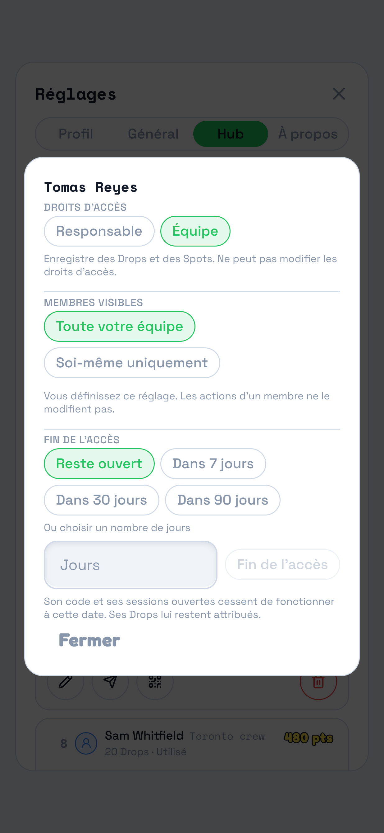 Le formulaire Modifier au-dessus de la liste assombrie. Le repère entoure les trois réglages : Droits d'accès avec Responsable et Équipe, Membres visibles avec Toute votre équipe et Soi-même uniquement, et Fin de l'accès avec Reste ouvert et trois durées prédéfinies.